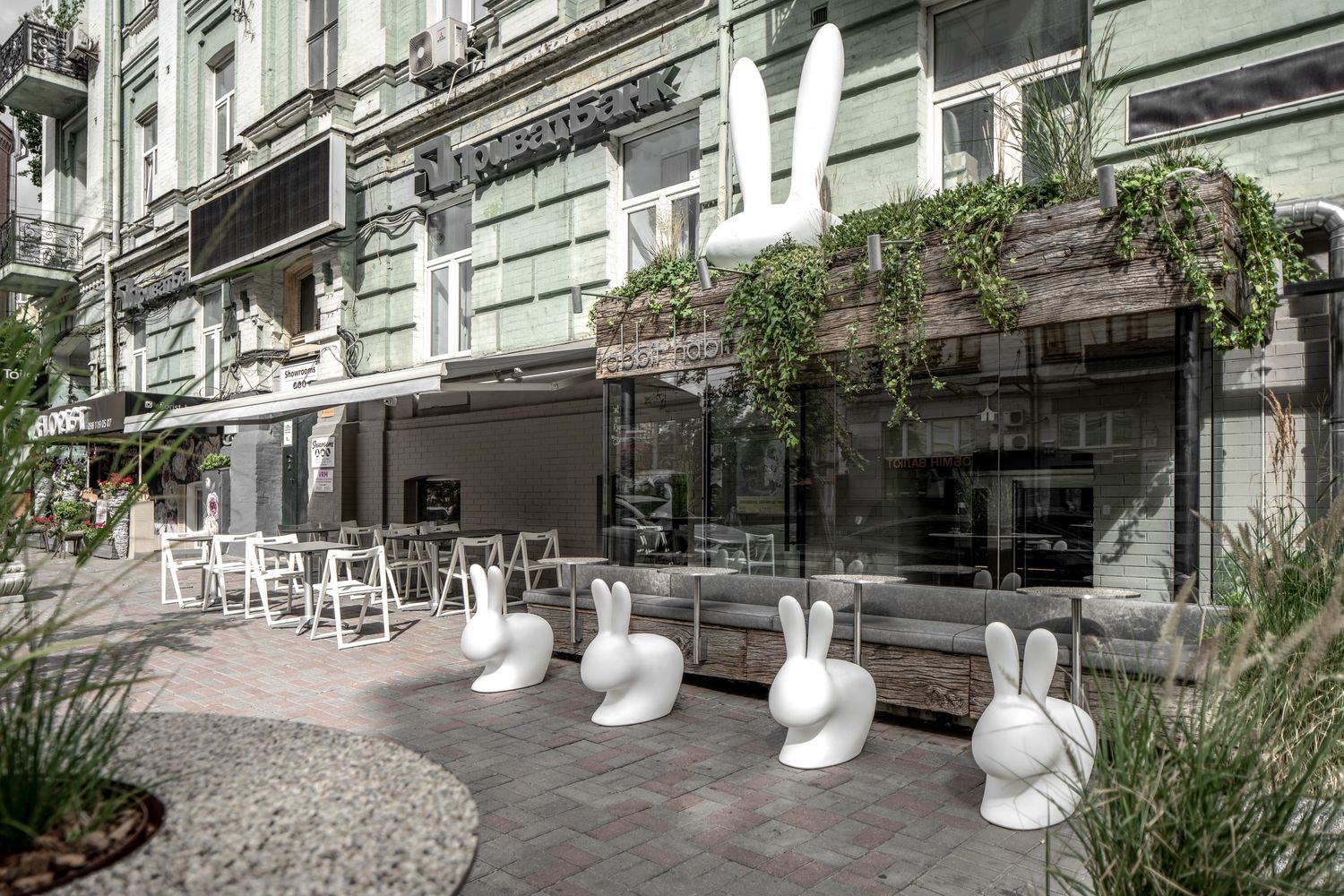 Провалиться в кроличью нору: фото интерьера тематического бара в центре Киева Провалиться в кроличью нору: фото интерьера тематического бара в центре Киева