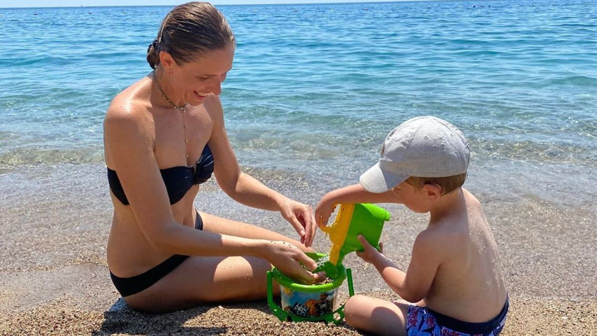 У озера: Катя Осадчая поделилась ярким фото с сыном