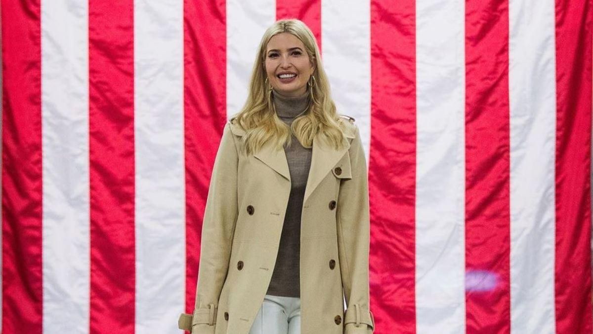 В тренче и белых брюках: Иванка Трамп показала простой и стильный образ – фото В тренче и белых брюках: Иванка Трамп показала простой и стильный образ – фото