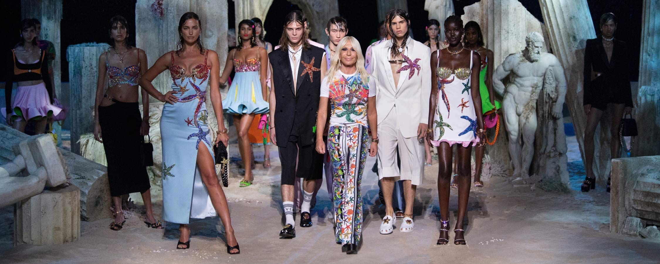 Показ під водою: оригінальна колекція Versace на Тижні моди в Мілані Показ під водою: оригінальна колекція Versace на Тижні моди в Мілані