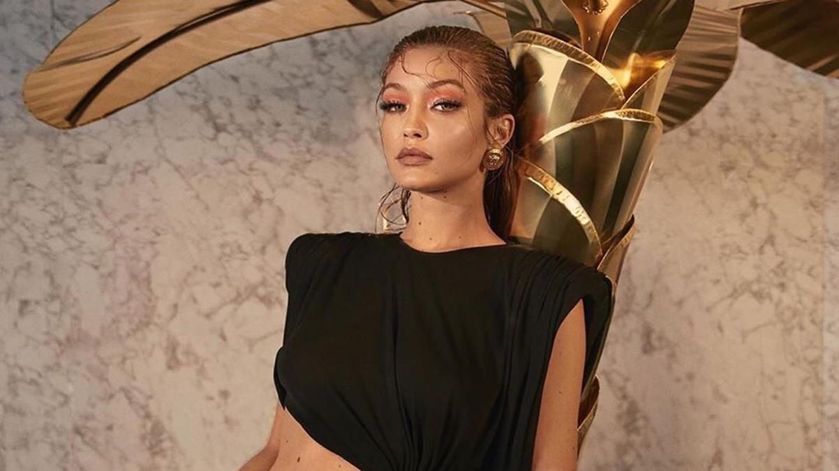 В костюме от Versace: Джиджи Хадид показала новое фото новорожденной дочери В костюме от Versace: Джиджи Хадид показала новое фото новорожденной дочери