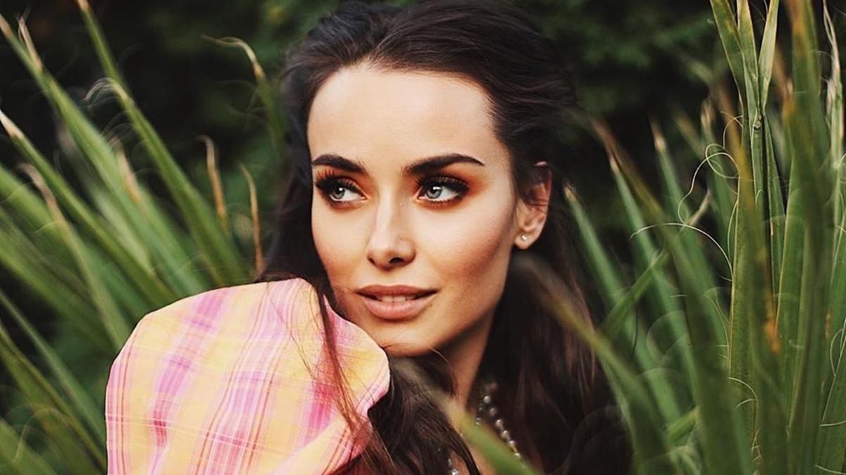 У молочному костюмі з корсетом: "Холостячка" Ксенія Мішина вразила ефектним образом – фото У молочному костюмі з корсетом: "Холостячка" Ксенія Мішина вразила ефектним образом – фото