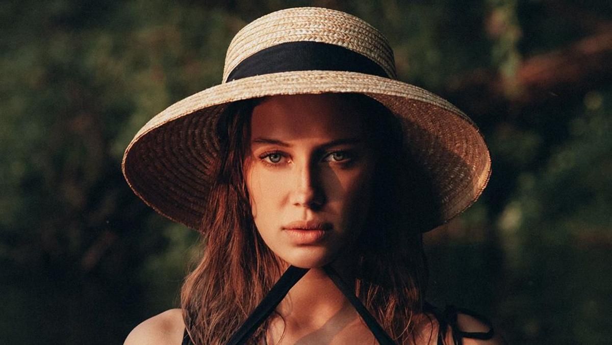 Возлюбленная Брэда Питта вышла на подиум в Милане: фото и видео эффектного дефиле Возлюбленная Брэда Питта вышла на подиум в Милане: фото и видео эффектного дефиле