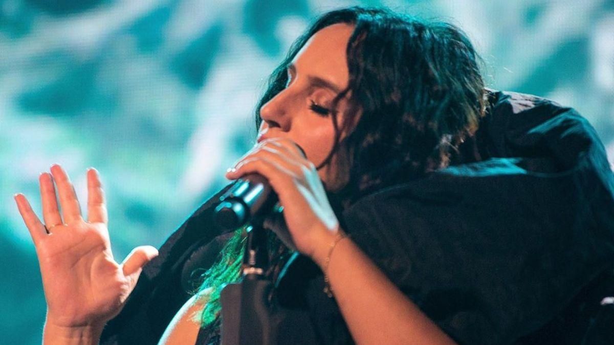 У чорній сукні: Джамала показала зворушливі кадри із першого концерту під час карантину – фото У чорній сукні: Джамала показала зворушливі кадри із першого концерту під час карантину – фото