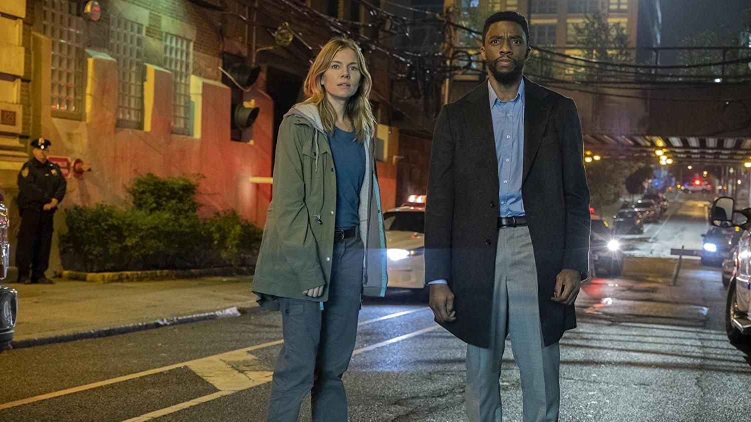 Чедвик Боузман в 2019 году отдал часть своего гонорара коллеге по фильму "21 мост": причина Чедвик Боузман в 2019 году отдал часть своего гонорара коллеге по фильму "21 мост": причина