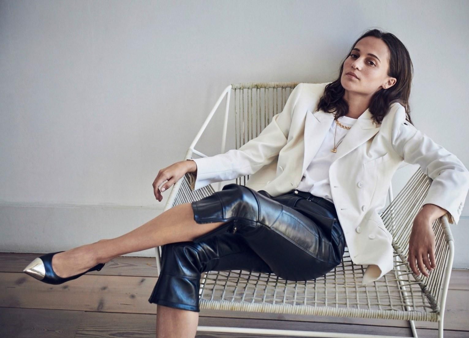 Для французского Elle: Алисия Викандер снялась в образах от Louis Vuitton – фото