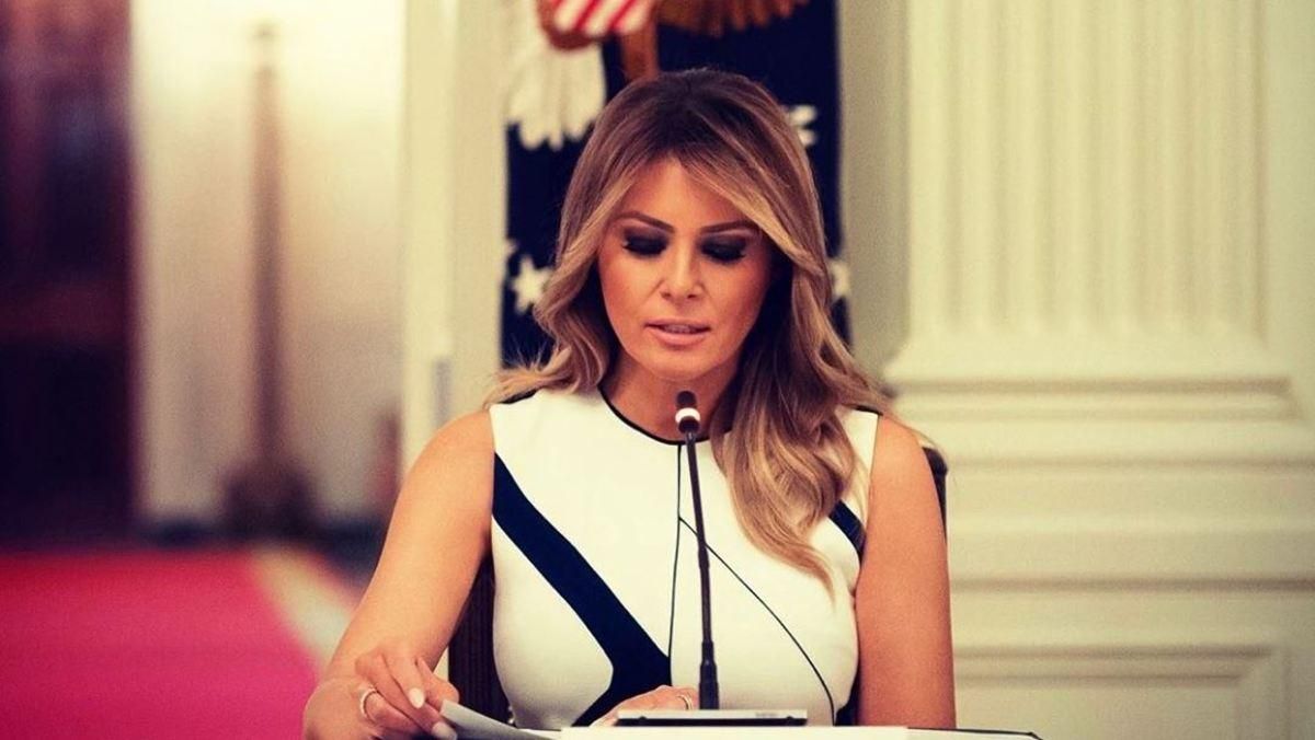 В стильном комбинезоне: Мелания Трамп показала образ в Белом доме В стильном комбинезоне: Мелания Трамп показала образ в Белом доме