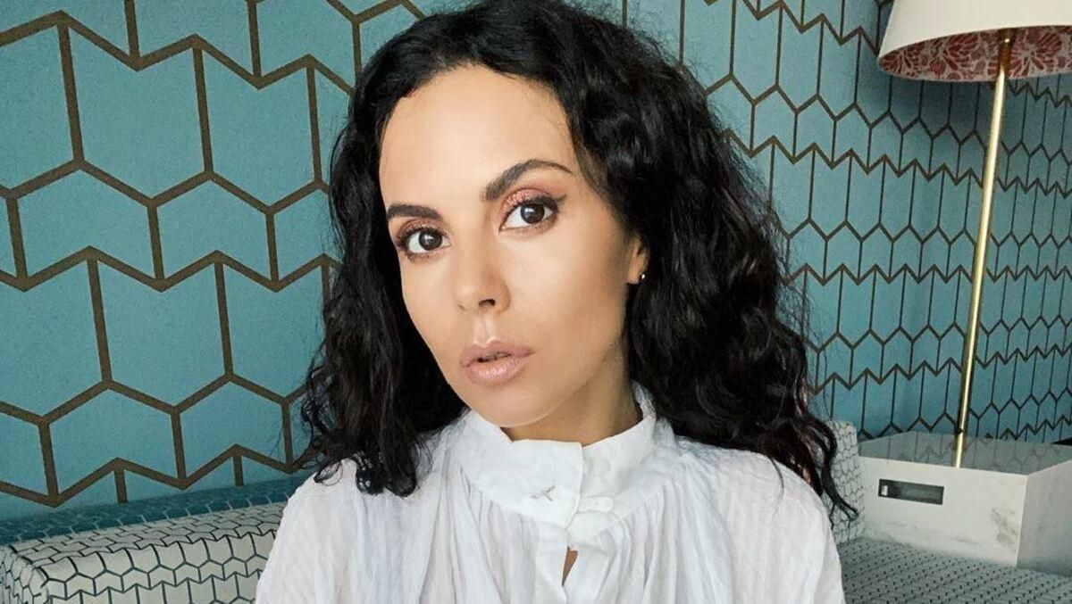 В юбке и блузке: Настя Каменских показала новый образ – видео В юбке и блузке: Настя Каменских показала новый образ – видео