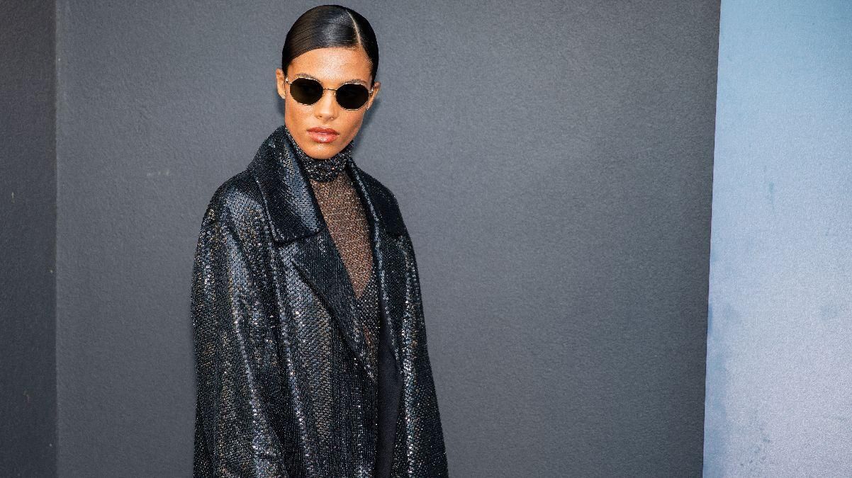 У плащі від українського бренду: Тіна Кунакі вразила образом на Тижні моди в Парижі – фото У плащі від українського бренду: Тіна Кунакі вразила образом на Тижні моди в Парижі – фото