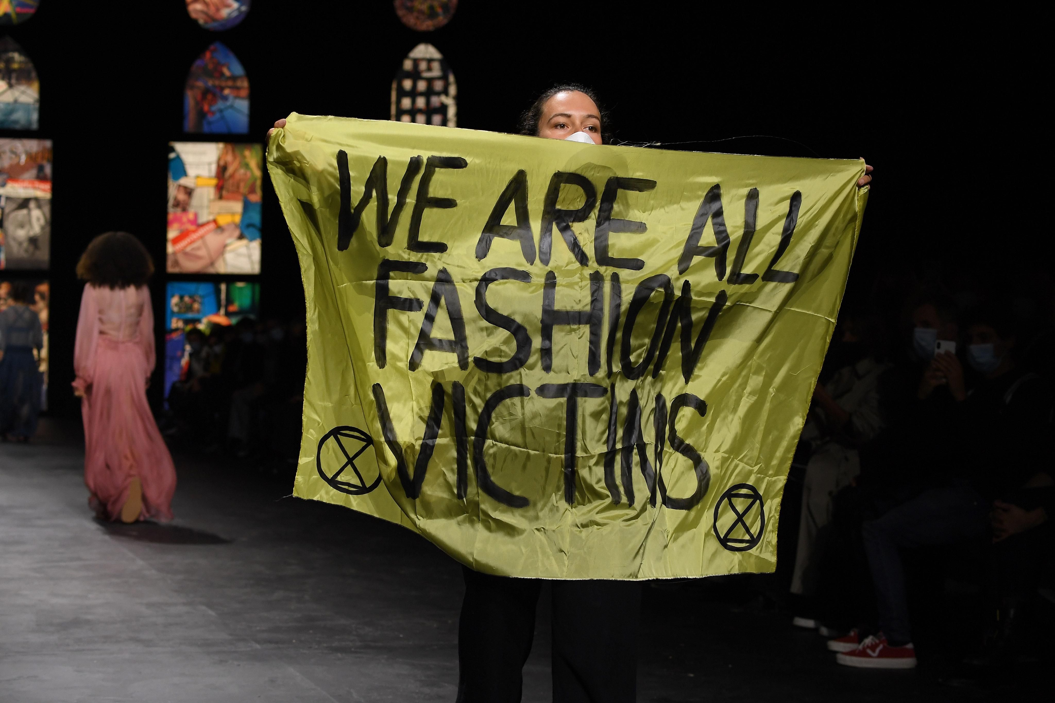 Конфуз на показе Dior: активистка прервала его и выбежала на подиум