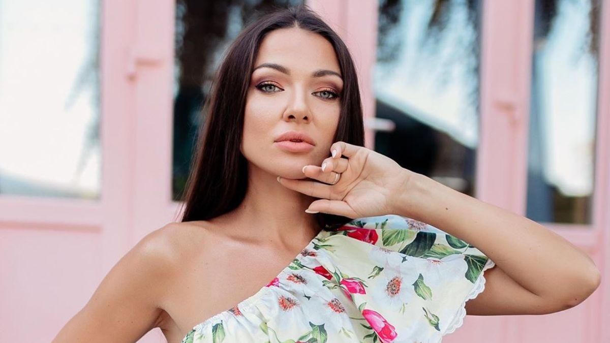 В платье с цветочным принтом: жена Влада Ямы очаровала романтическим образом – фото В платье с цветочным принтом: жена Влада Ямы очаровала романтическим образом – фото