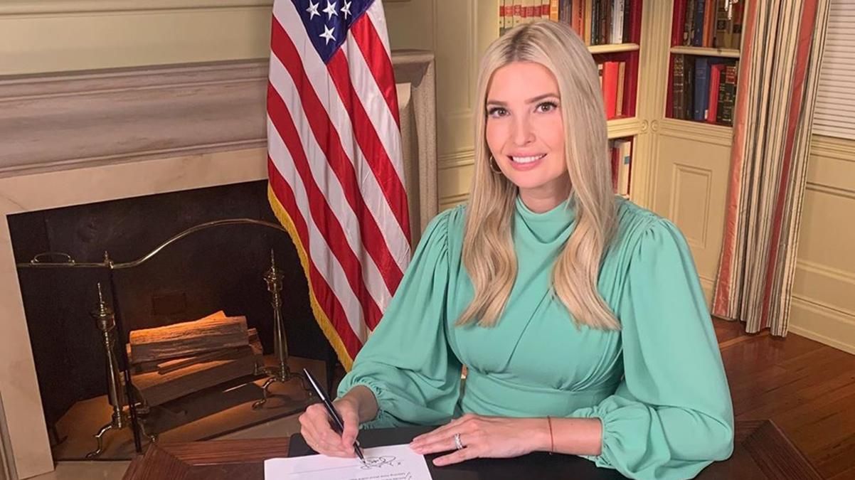 В безупречном платье с разрезом: Иванка Трамп засветила ножки в элегантном образе – фото В безупречном платье с разрезом: Иванка Трамп засветила ножки в элегантном образе – фото