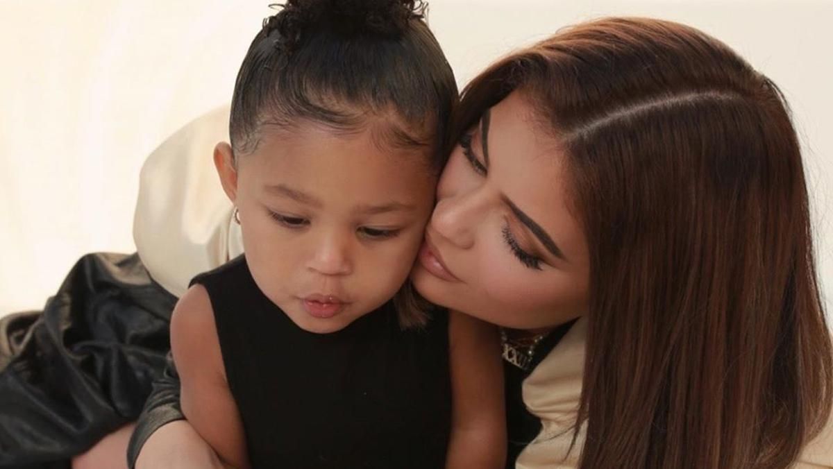 З портфелем за 12 тисяч доларів: Кайлі Дженнер відправила 2-річну доньку в школу З портфелем за 12 тисяч доларів: Кайлі Дженнер відправила 2-річну доньку в школу