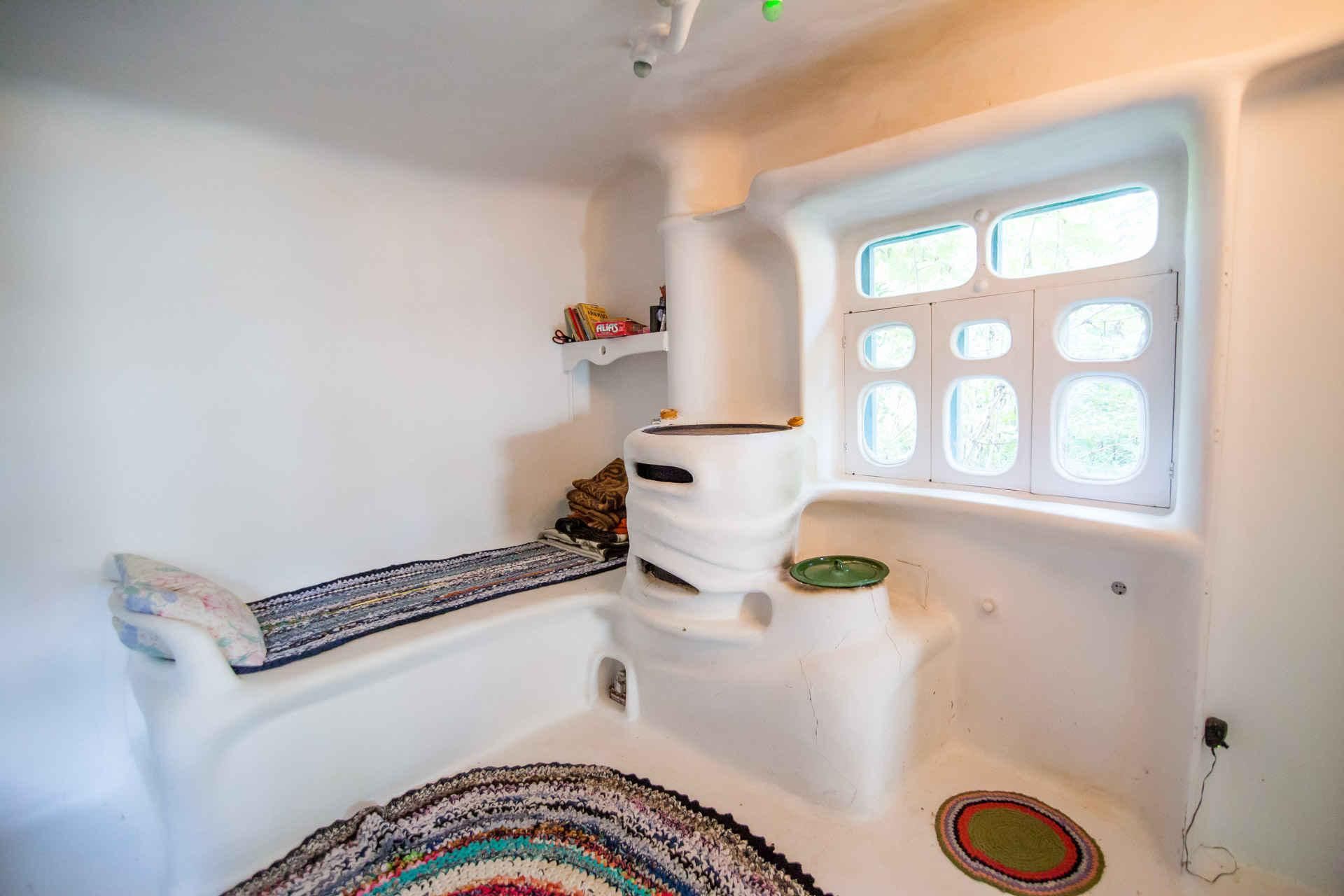 Без гострих кутів: як виглядає інтер'єр української екохати, купленої за 1000 доларів Без гострих кутів: як виглядає інтер'єр української екохати, купленої за 1000 доларів