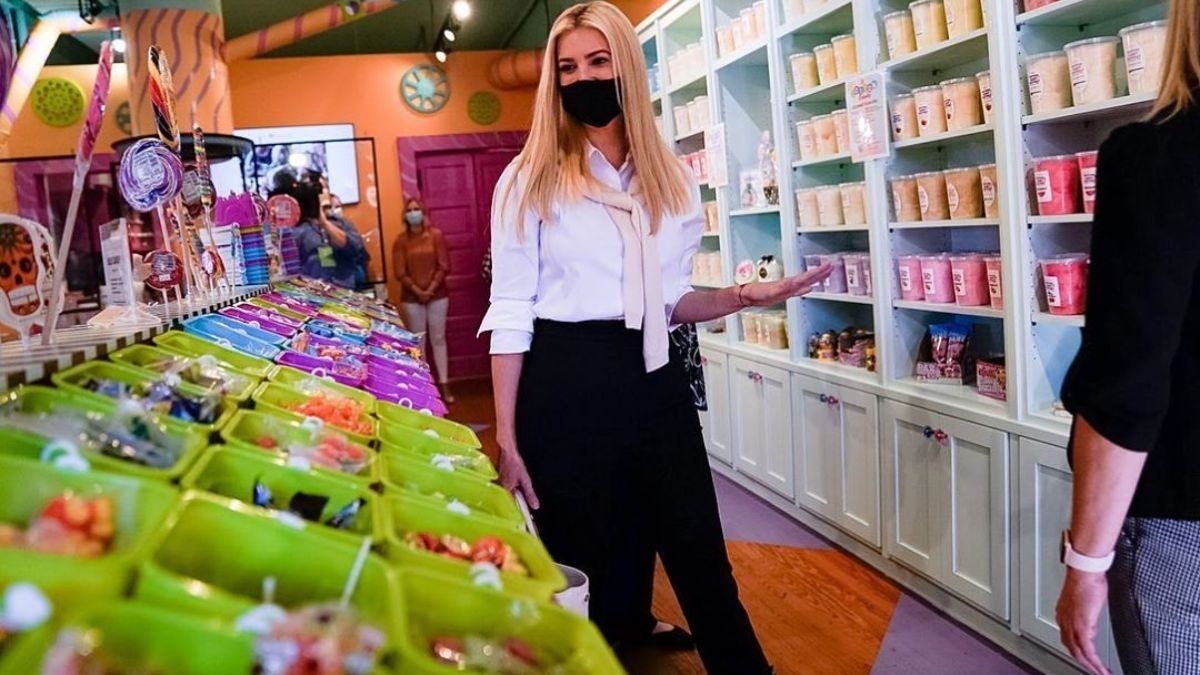 У штанах та блузці: елегантний образ Іванки Трамп – фото У штанах та блузці: елегантний образ Іванки Трамп – фото