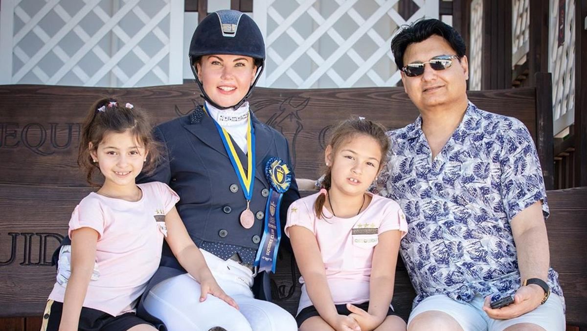 После выздоровления от коронавируса: Камалия отправила дочерей в школу – фото После выздоровления от коронавируса: Камалия отправила дочерей в школу – фото