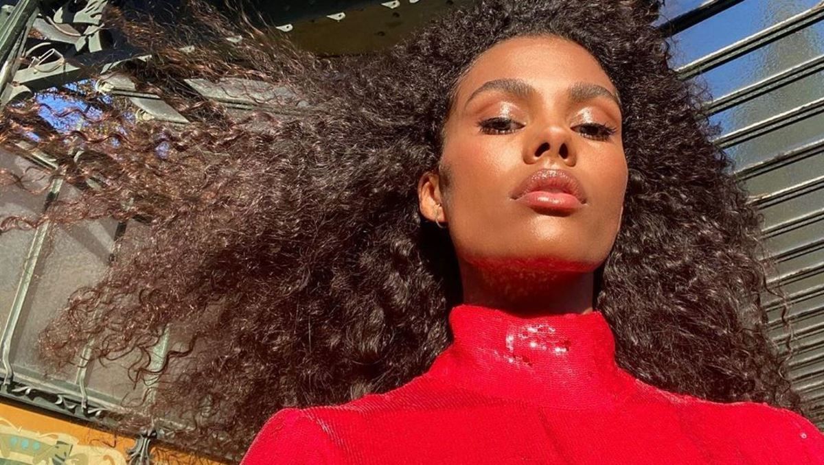 На Неделе моды: Тина Кунаки продемонстрировала новый образ в синем платье На Неделе моды: Тина Кунаки продемонстрировала новый образ в синем платье