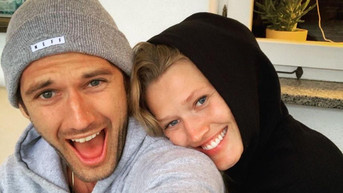 Модель Тони Гаррн вышла замуж за актера Алекса Петтифера: романтическое фото Модель Тони Гаррн вышла замуж за актера Алекса Петтифера: романтическое фото