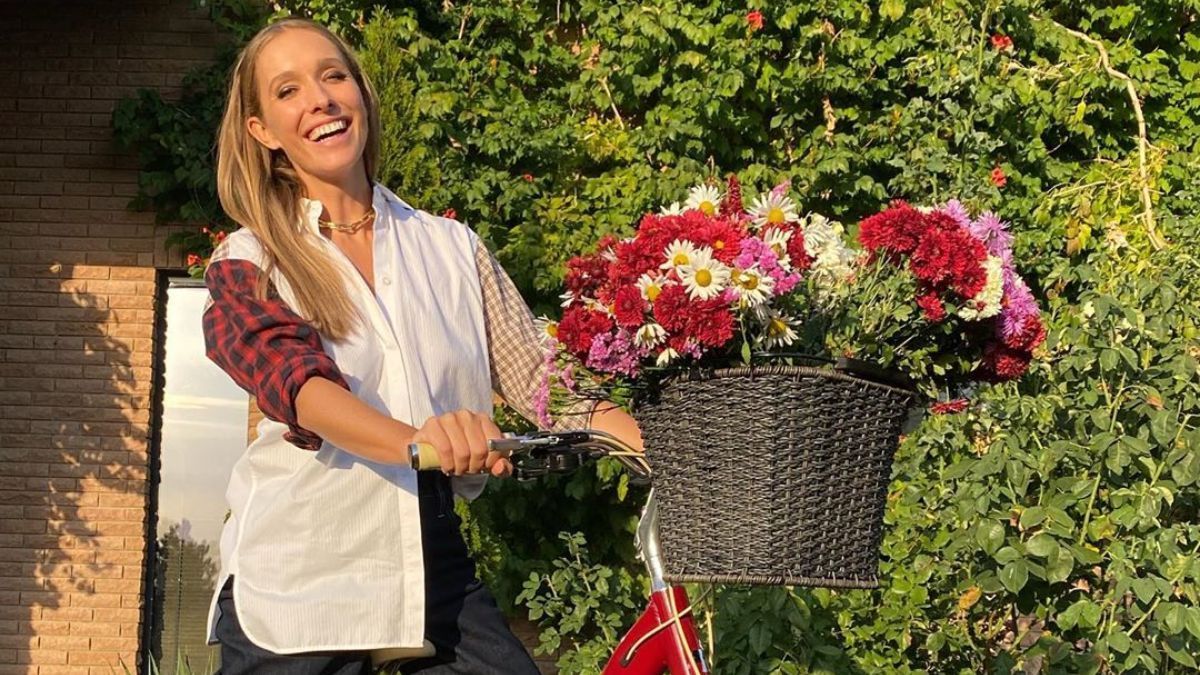 В черных брюках и белой блузке: осенний образ Кати Осадчей – фото В черных брюках и белой блузке: осенний образ Кати Осадчей – фото