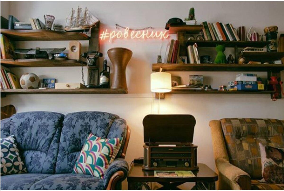 Ходити босоніж і слухати платівки: у Києві відкрили кафе з ностальгійним інтер'єром – фото Ходити босоніж і слухати платівки: у Києві відкрили кафе з ностальгійним інтер'єром – фото