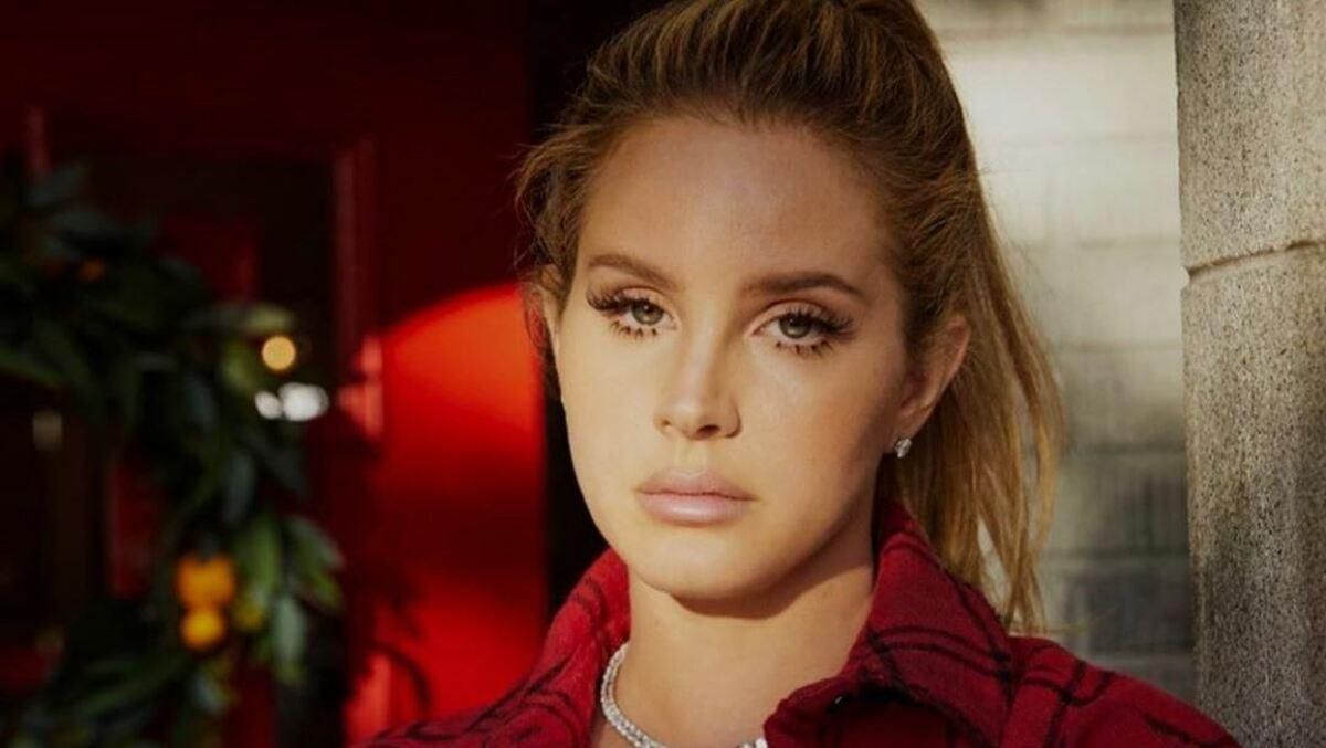 Неуважение к фанатам: Лану Дель Рей раскритиковали за появление на встрече в сетчатой маске Неуважение к фанатам: Лану Дель Рей раскритиковали за появление на встрече в сетчатой маске