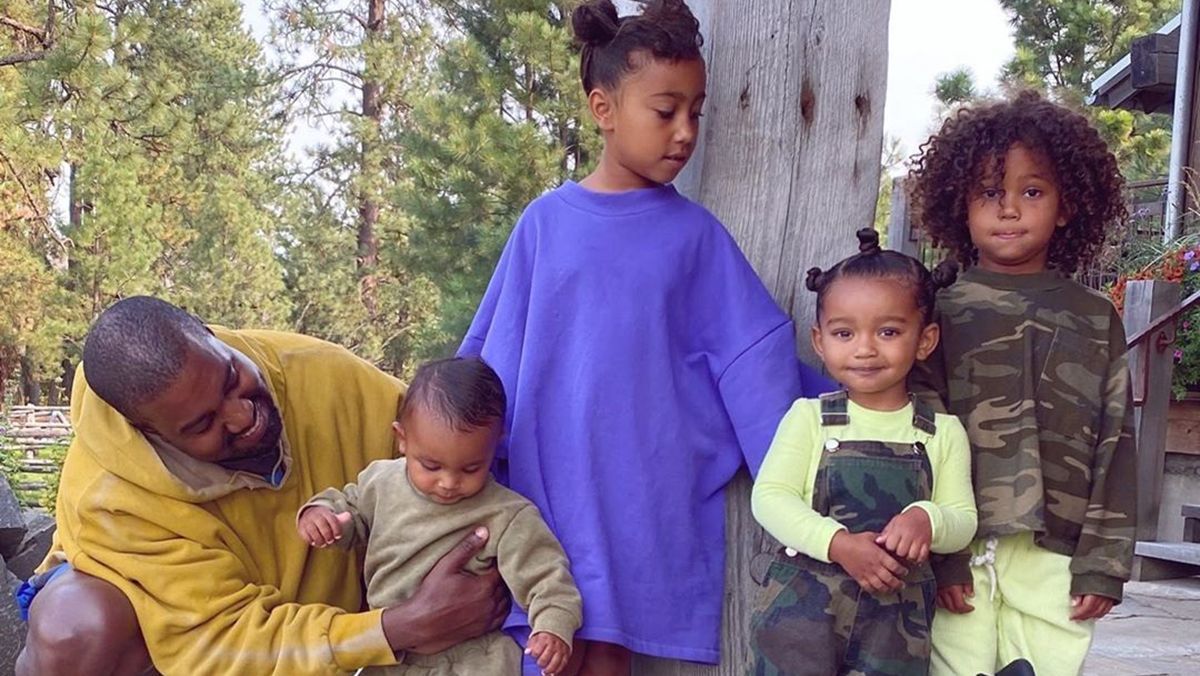 Несмотря на разногласия в семье: Ким Кардашян очаровала новой фотографией с мужем и детьми
