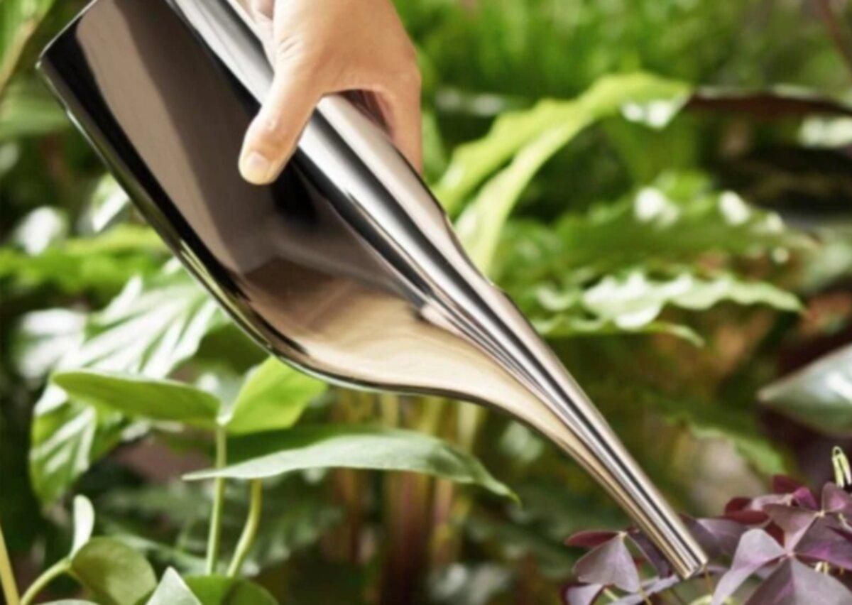 Перевернуті й схожі на ртуть: фото горщиків для вазонів, які створив відомий ювелір Перевернуті й схожі на ртуть: фото горщиків для вазонів, які створив відомий ювелір