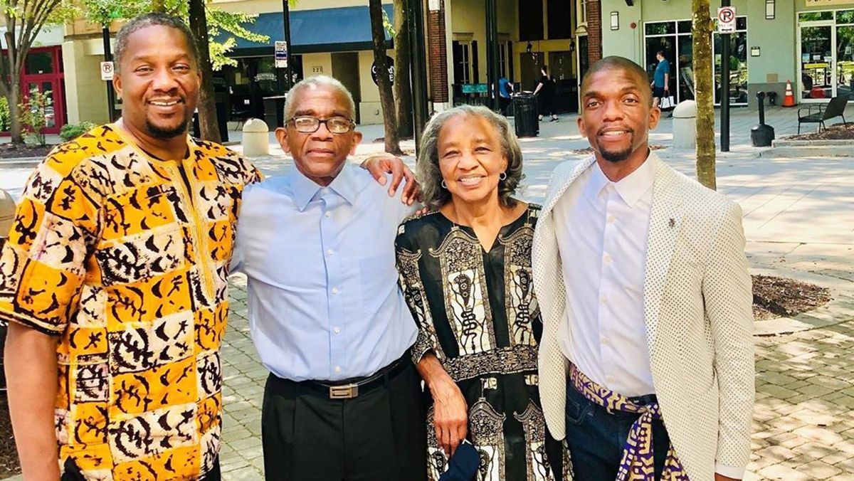 Братья Чедвика Боузмана рассказали о последних днях жизни актера Братья Чедвика Боузмана рассказали о последних днях жизни актера