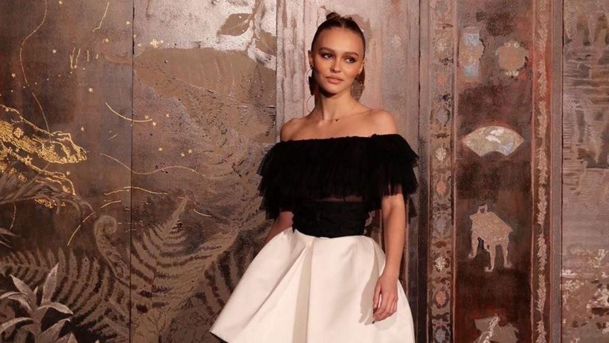 В розовом жакете и джинсах: Лили-Роуз Депп поразила образом на показе Chanel В розовом жакете и джинсах: Лили-Роуз Депп поразила образом на показе Chanel