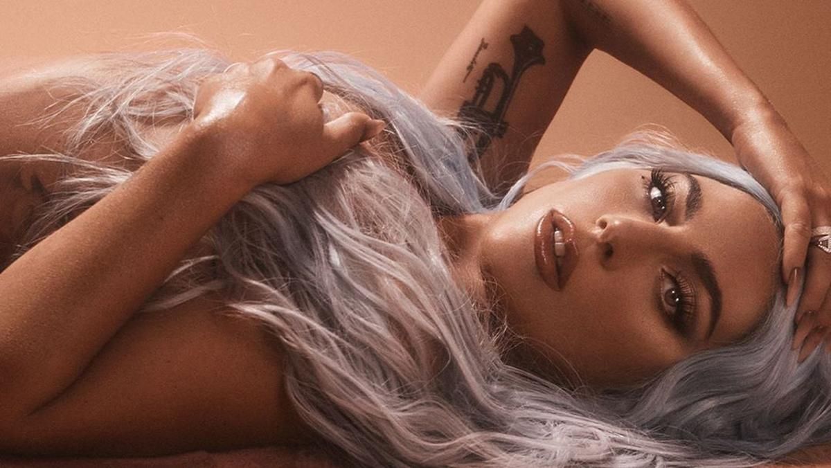 Струнка і жіночна: Леді Гага постала у сексуальній рекламі власної косметики