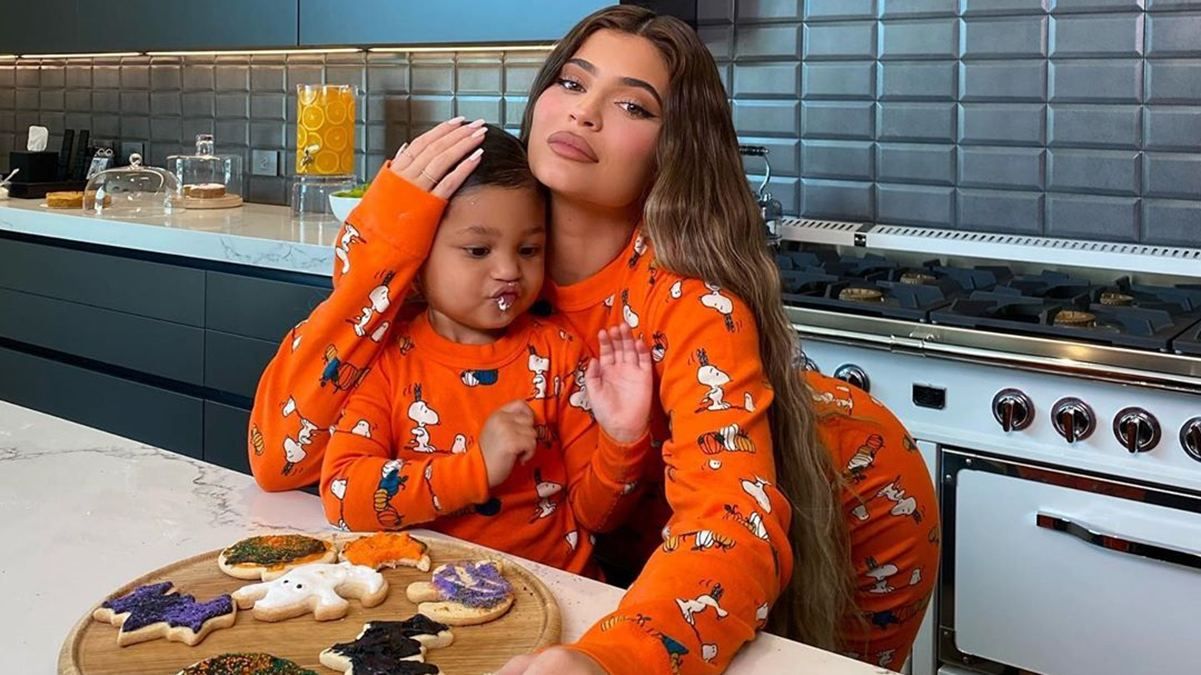 Кайли Дженнер вместе с 2-летней дочерью показали, как готовятся к Хэллоуину: миловидные кадры Кайли Дженнер вместе с 2-летней дочерью показали, как готовятся к Хэллоуину: миловидные кадры