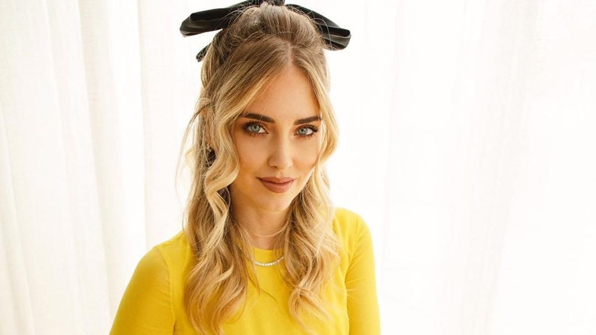 Ідея для осінньої прогулянки: вагітна К'яра Ферраньї зачарувала образом у жовтій сукні Ідея для осінньої прогулянки: вагітна К'яра Ферраньї зачарувала образом у жовтій сукні