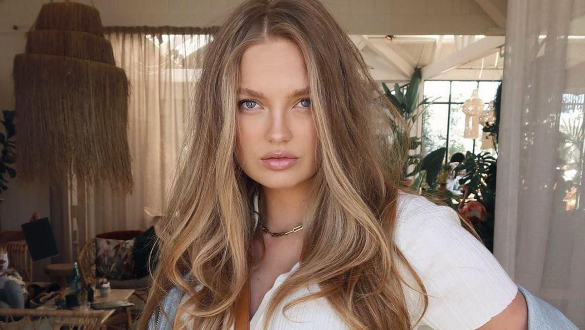 В белом платье и дубленке: беременная Роми Стрейд примерила осенний образ – фото В белом платье и дубленке: беременная Роми Стрейд примерила осенний образ – фото