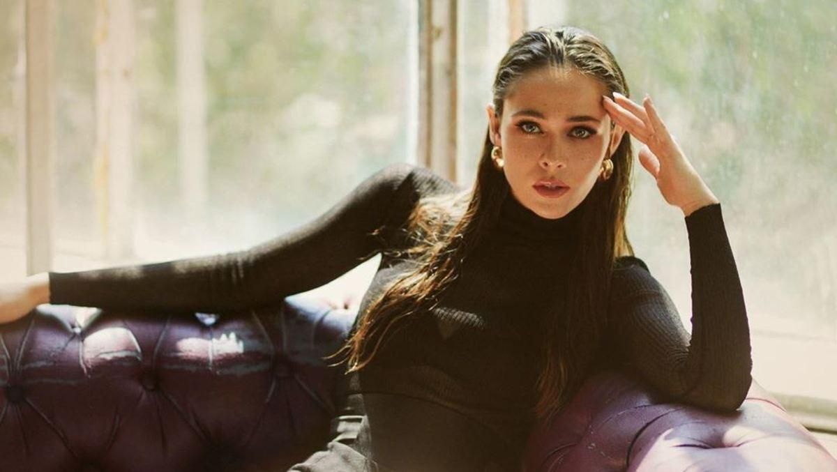 У джинсовій куртці: Юлія Саніна поділилась сміливим образом У джинсовій куртці: Юлія Саніна поділилась сміливим образом