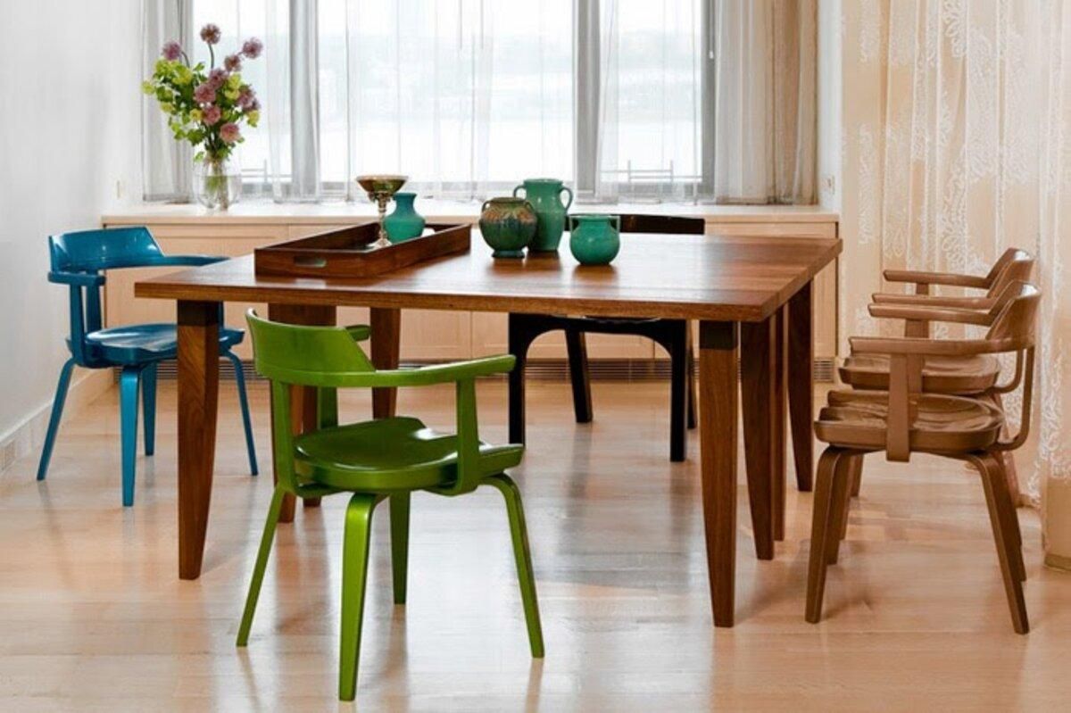 Разные стулья за обеденным столом выглядят очень стильно