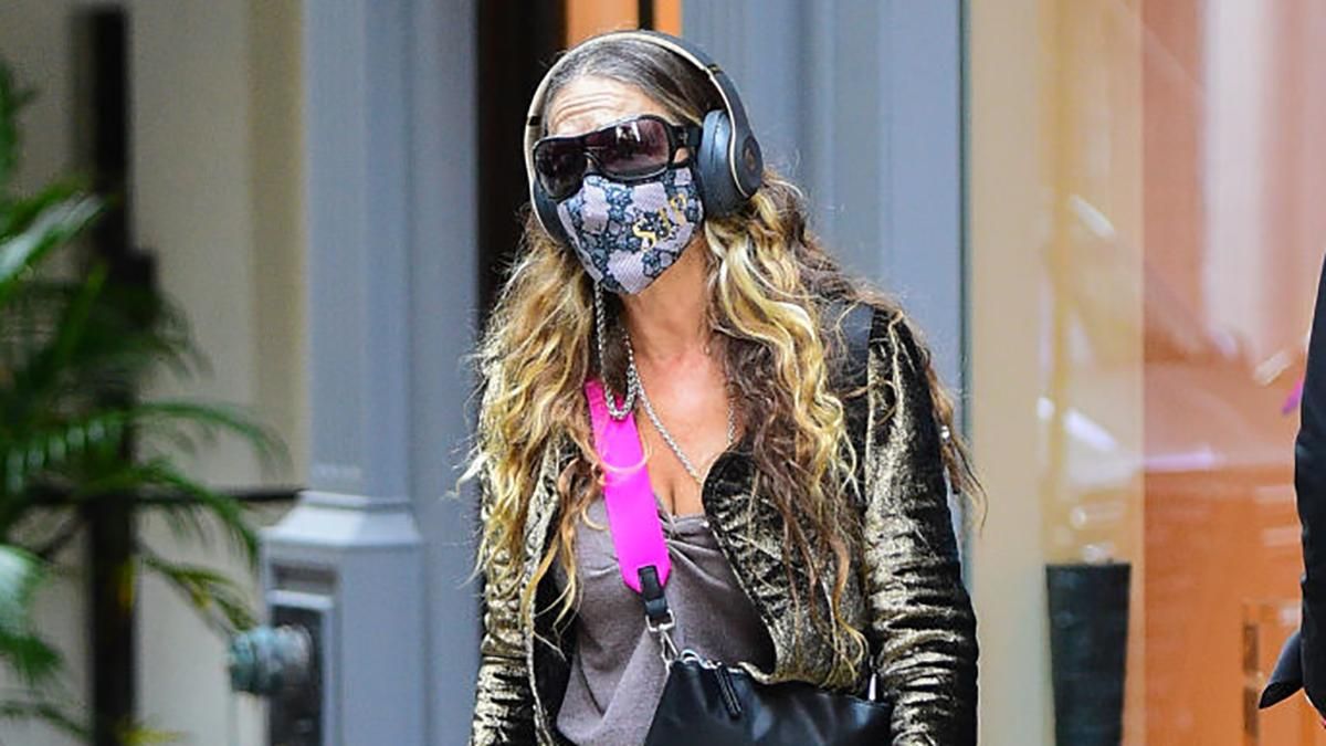 Спортивні штани з чоботами на підборах: Сара Джессіка Паркер здивувала новим образом Спортивні штани з чоботами на підборах: Сара Джессіка Паркер здивувала новим образом