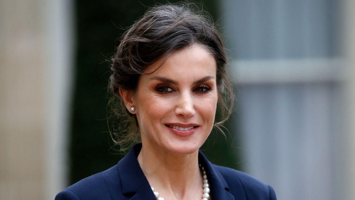 В асиметричній спідниці і човниках: королева Летиція показала елегантний образ – фото В асиметричній спідниці і човниках: королева Летиція показала елегантний образ – фото