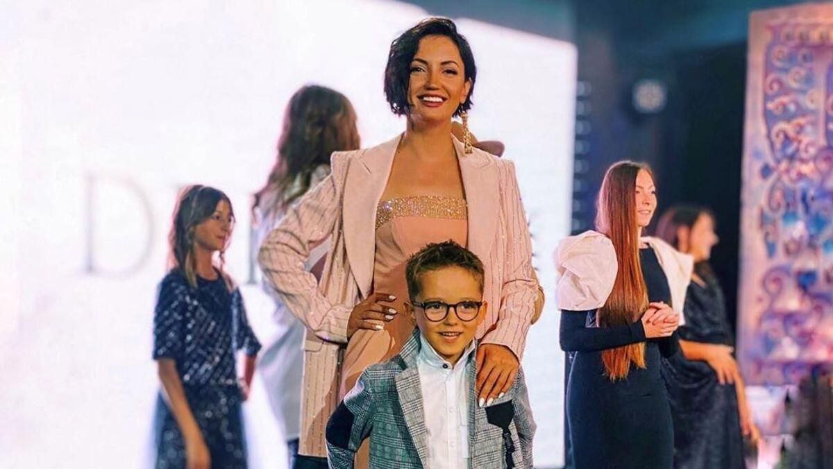 На осінній прогулянці: Оля Цибульська замилувала мережу фото з сином На осінній прогулянці: Оля Цибульська замилувала мережу фото з сином