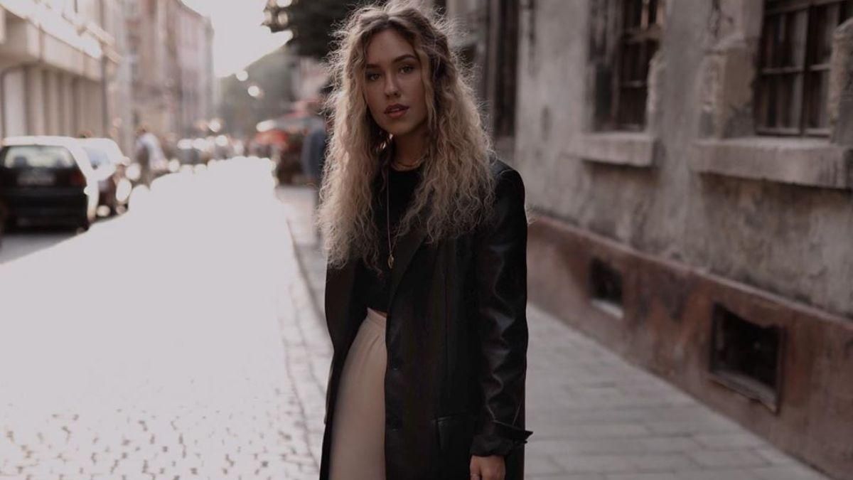 У тренчі під дощем: Даша Квіткова вразила стильним образом – фото У тренчі під дощем: Даша Квіткова вразила стильним образом – фото