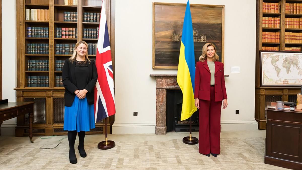 В безупречном костюме винного цвета: Елена Зеленская поразила выходом в Великобритании В безупречном костюме винного цвета: Елена Зеленская поразила выходом в Великобритании