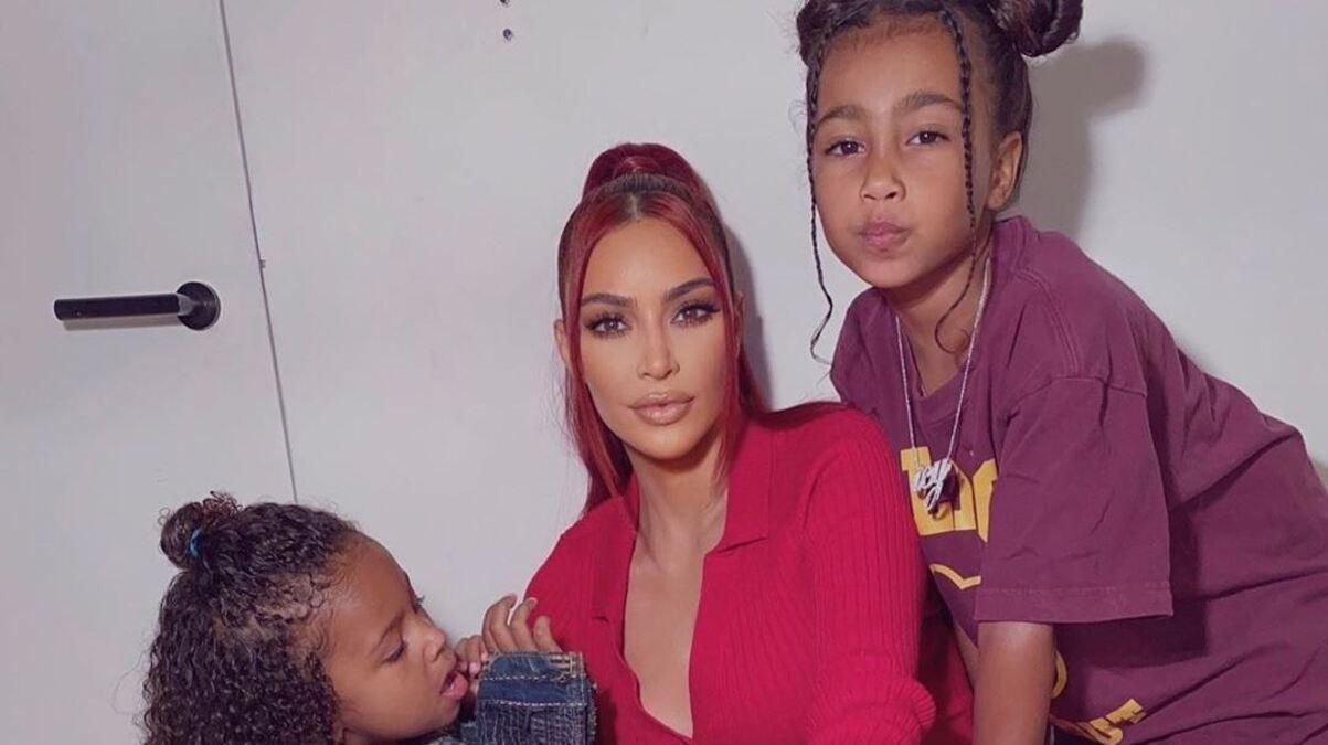 У кольоровій сукні: Кім Кардашян на відпочинку з дітьми та Каньє Вестом – фото У кольоровій сукні: Кім Кардашян на відпочинку з дітьми та Каньє Вестом – фото