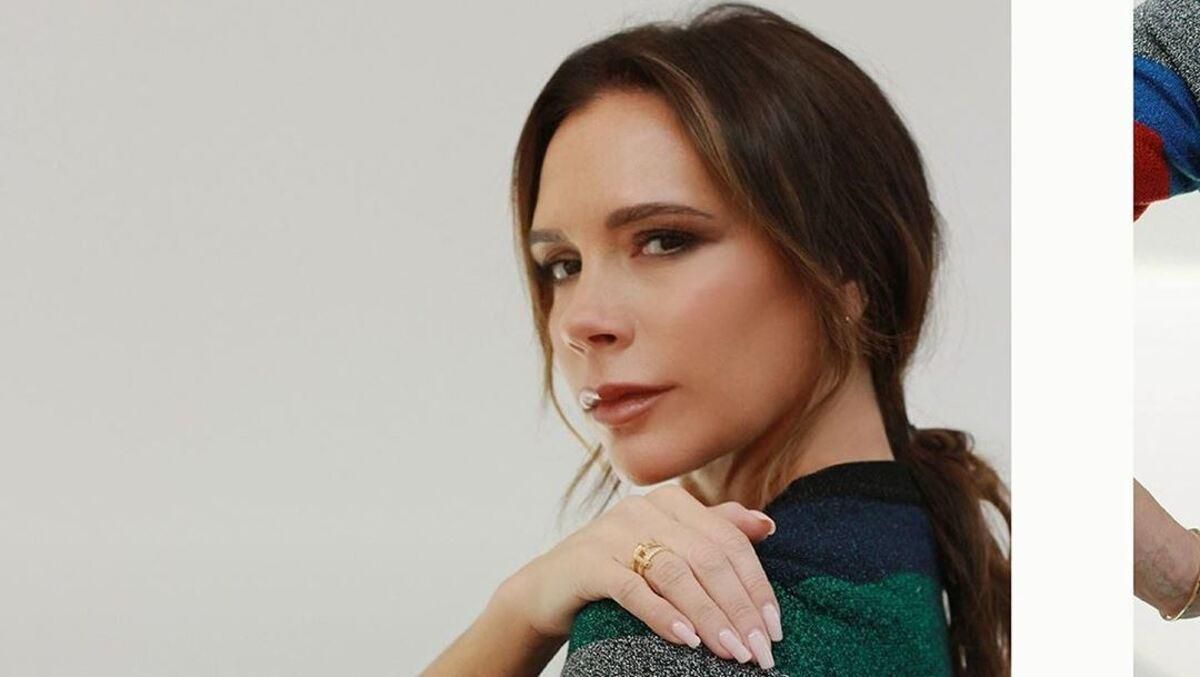 У сорочці в клітинку та спідниці: Вікторія Бекхем показала улюблений образ – фото У сорочці в клітинку та спідниці: Вікторія Бекхем показала улюблений образ – фото