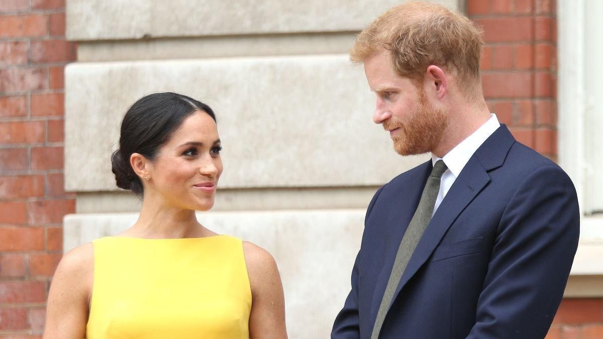 У чорному топі: Меган Маркл і принц Гаррі поспілкувались з правозахисницею Малалою Юсафзай У чорному топі: Меган Маркл і принц Гаррі поспілкувались з правозахисницею Малалою Юсафзай