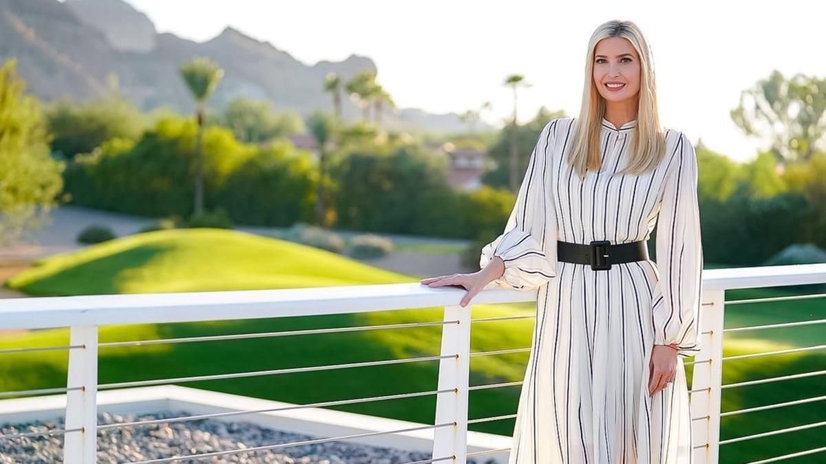 В полосатом платье: Иванка Трамп покорила новым выходом – фото В полосатом платье: Иванка Трамп покорила новым выходом – фото