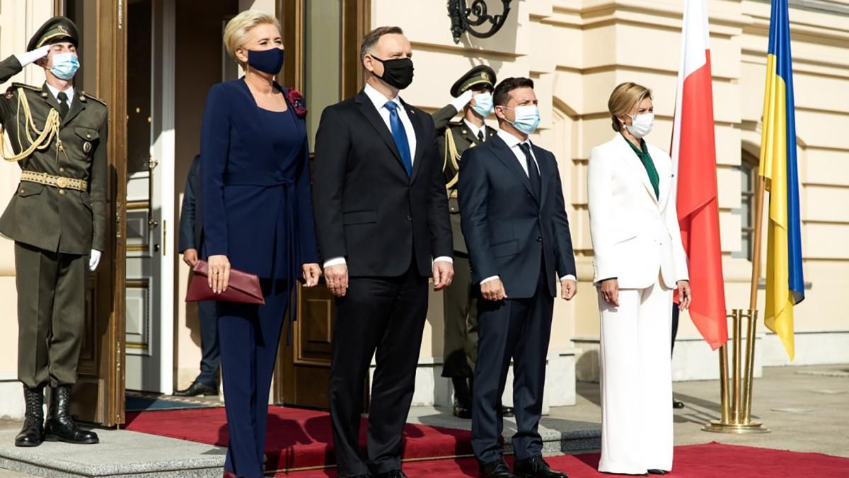 У класичному білому костюмі: Олена Зеленська вразила образом на офіційній зустрічі – фото У класичному білому костюмі: Олена Зеленська вразила образом на офіційній зустрічі – фото