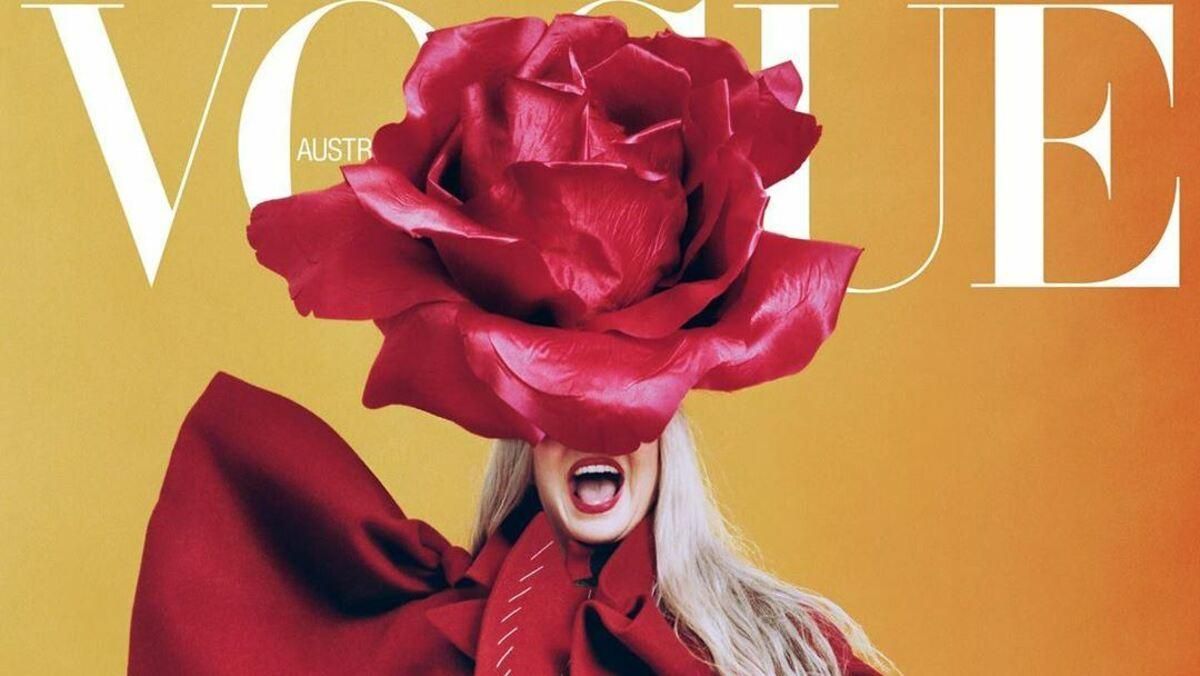 Співачка Sia вперше прикрасила обкладинку Vogue у ефектному вбранні: фото Співачка Sia вперше прикрасила обкладинку Vogue у ефектному вбранні: фото