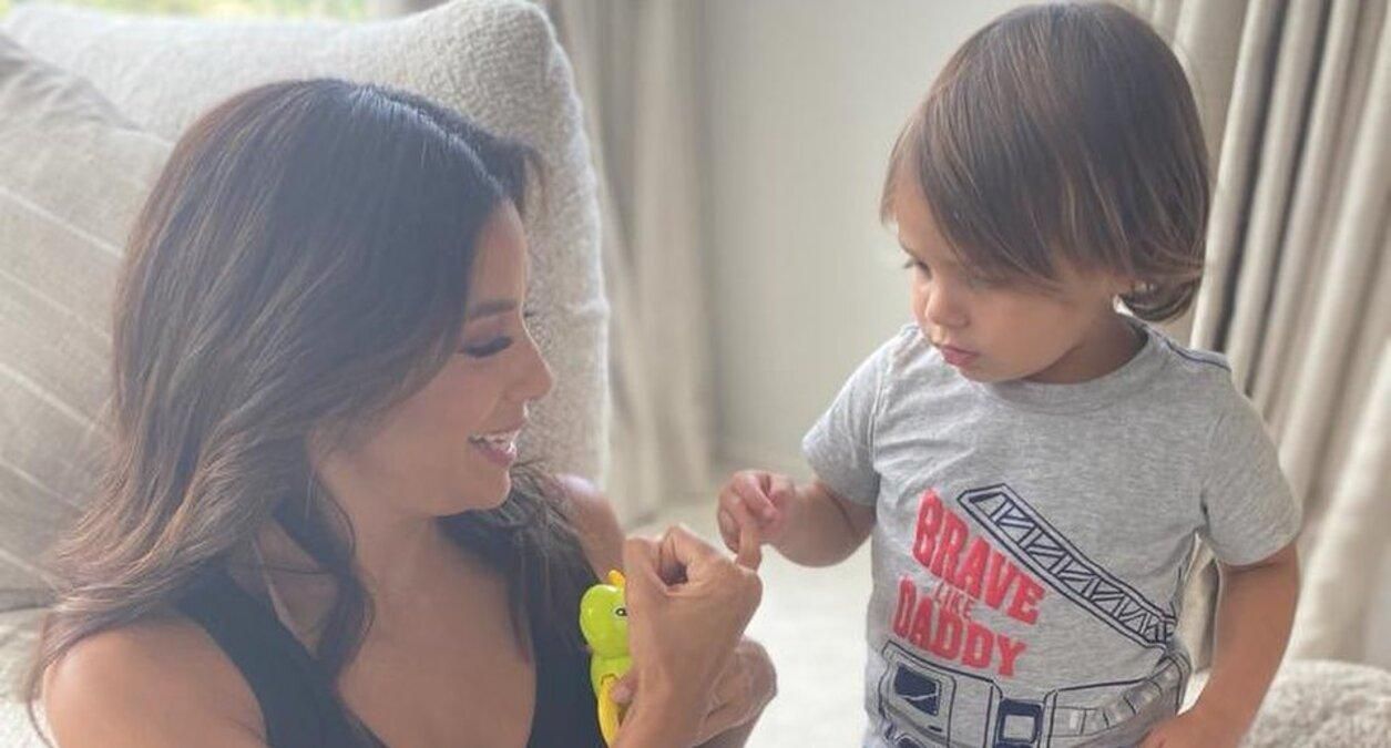 В семейных образах: Ева Лонгория показала подготовку к Хэллоуину с сыном В семейных образах: Ева Лонгория показала подготовку к Хэллоуину с сыном