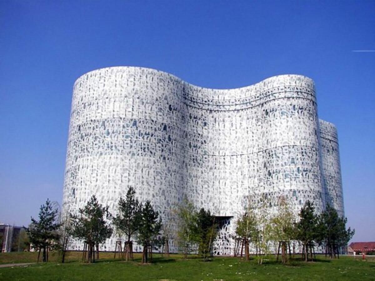 Огромная амеба из стекла и металла: необычный вид библиотеки в Германии – фото