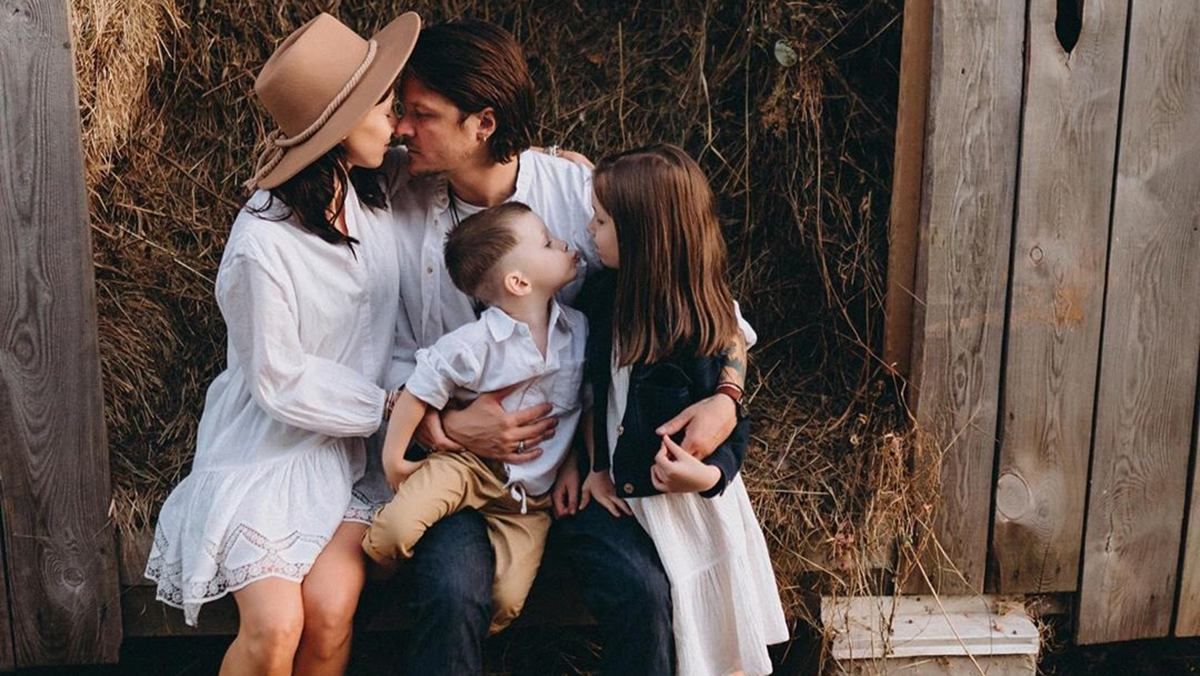 С красавицей-женой и детьми: фронтмен O.Torvald снялся в семейной фотосессии на ранчо