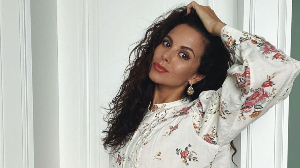 У шовковому костюмі біля квітів: Настя Каменських зачарувала новим фото У шовковому костюмі біля квітів: Настя Каменських зачарувала новим фото